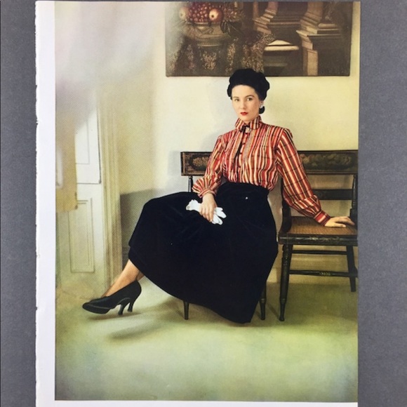 ! 1 Page/2 Sides from 1951 VTG Photography Book, Model in Stadium, Seated Model - Picture 2 of 3